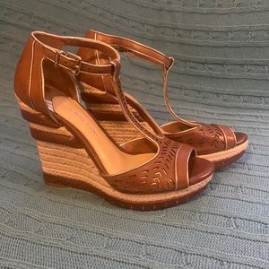 Gianni Bini brown and gold size 6.5 wedges
